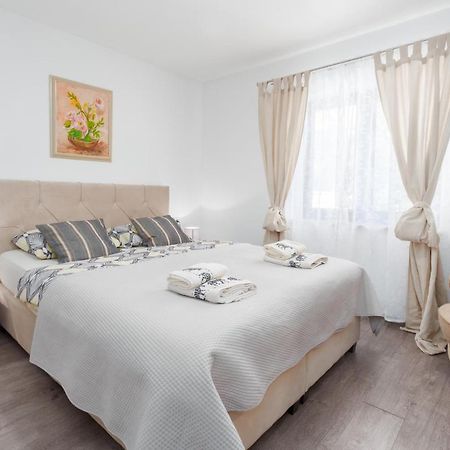 Alex Deluxe Apartments On Beach Porec Exterior photo