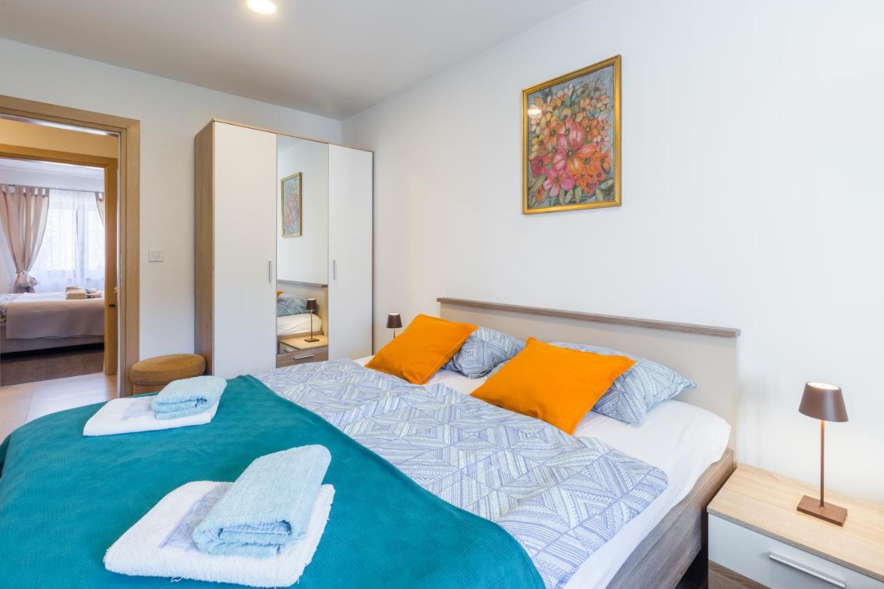 Alex Deluxe Apartments On Beach Porec Exterior photo