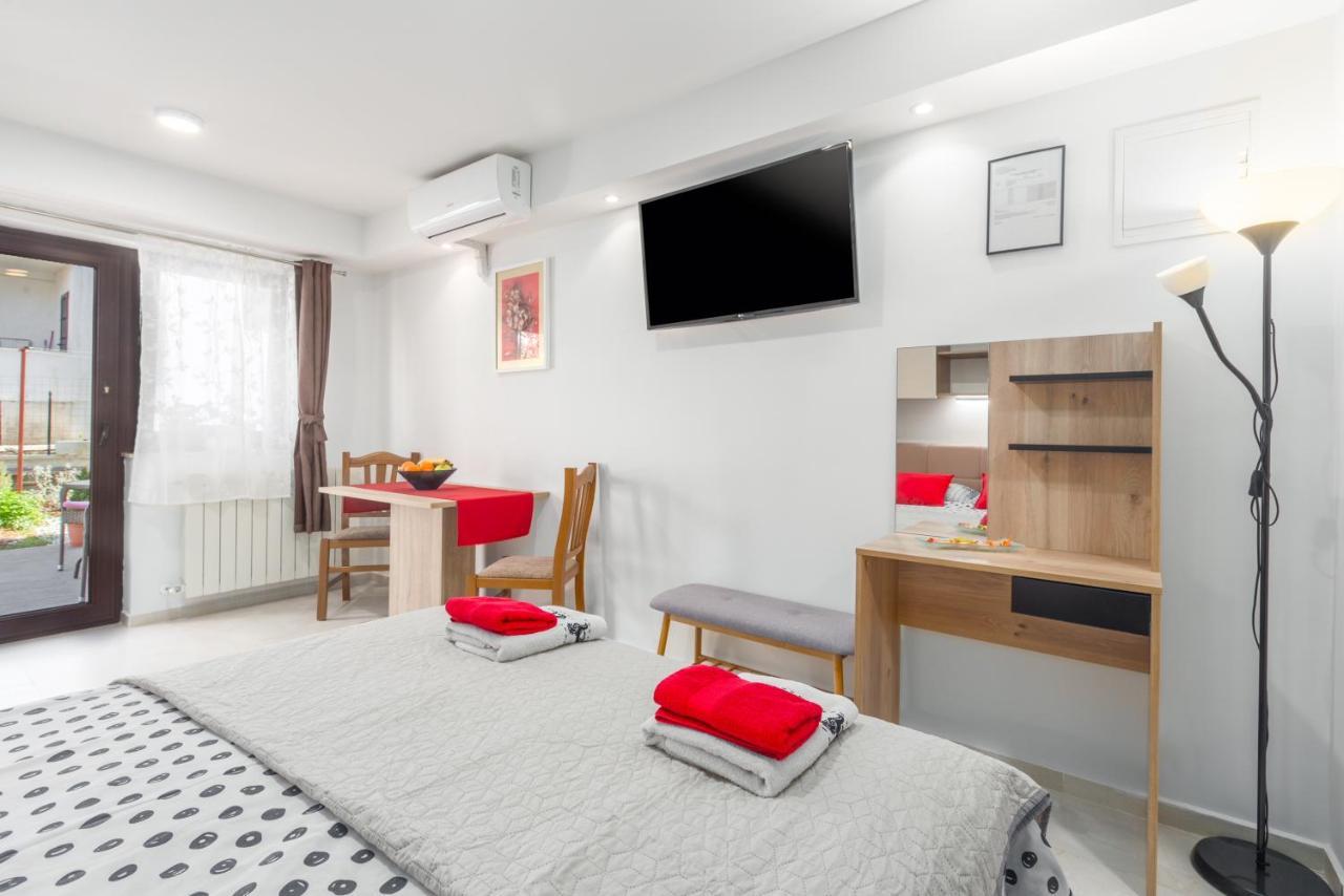 Alex Deluxe Apartments On Beach Porec Exterior photo