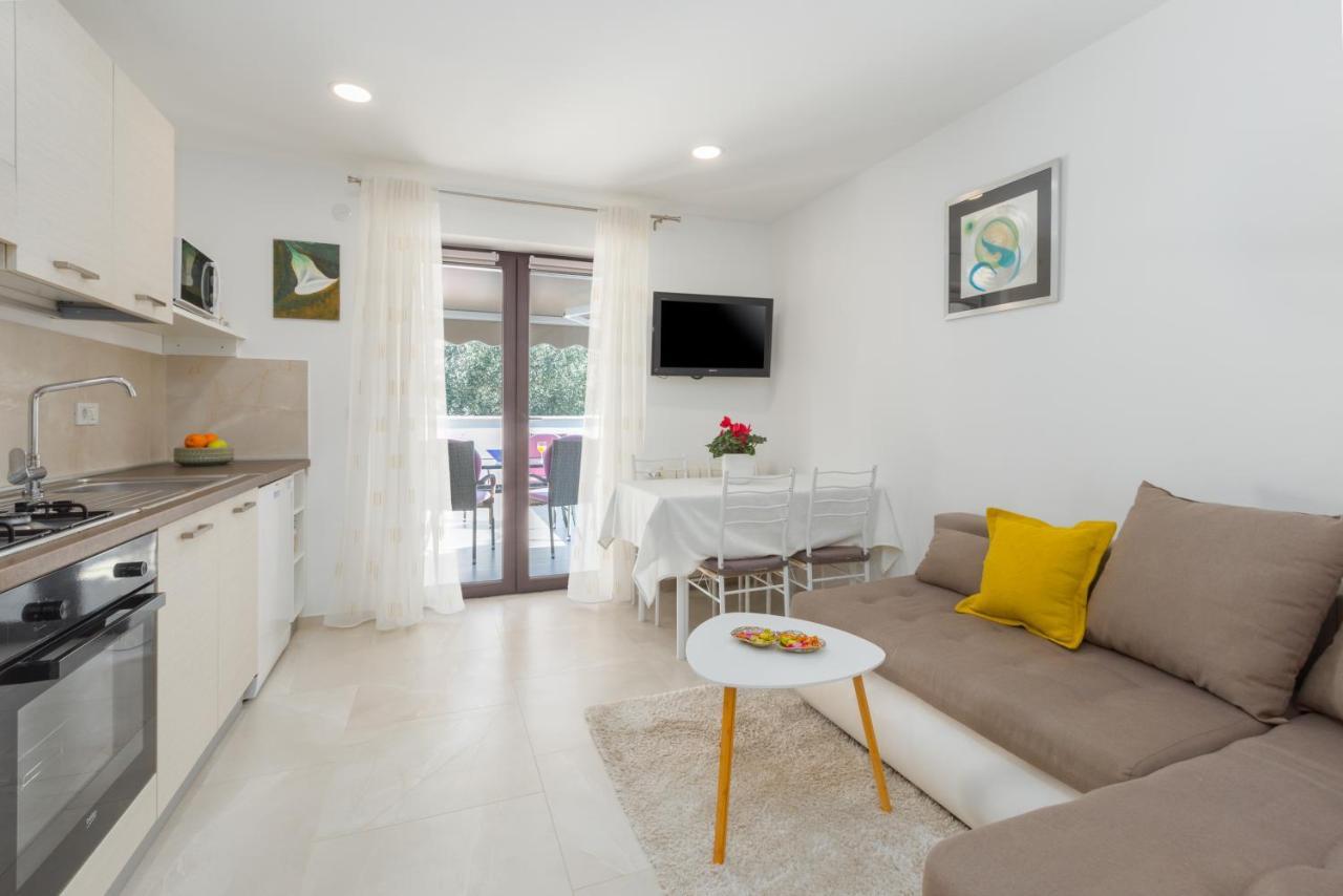 Alex Deluxe Apartments On Beach Porec Exterior photo