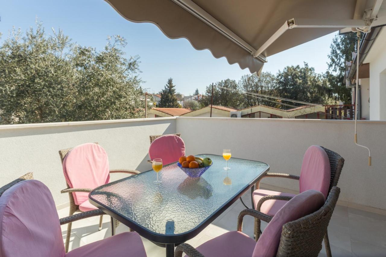 Alex Deluxe Apartments On Beach Porec Exterior photo