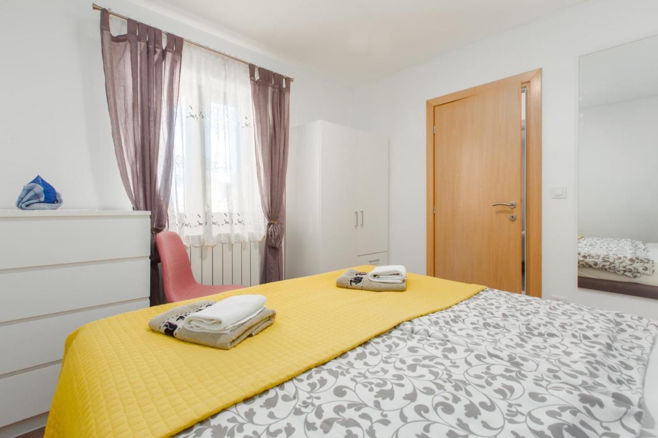 Alex Deluxe Apartments On Beach Porec Exterior photo