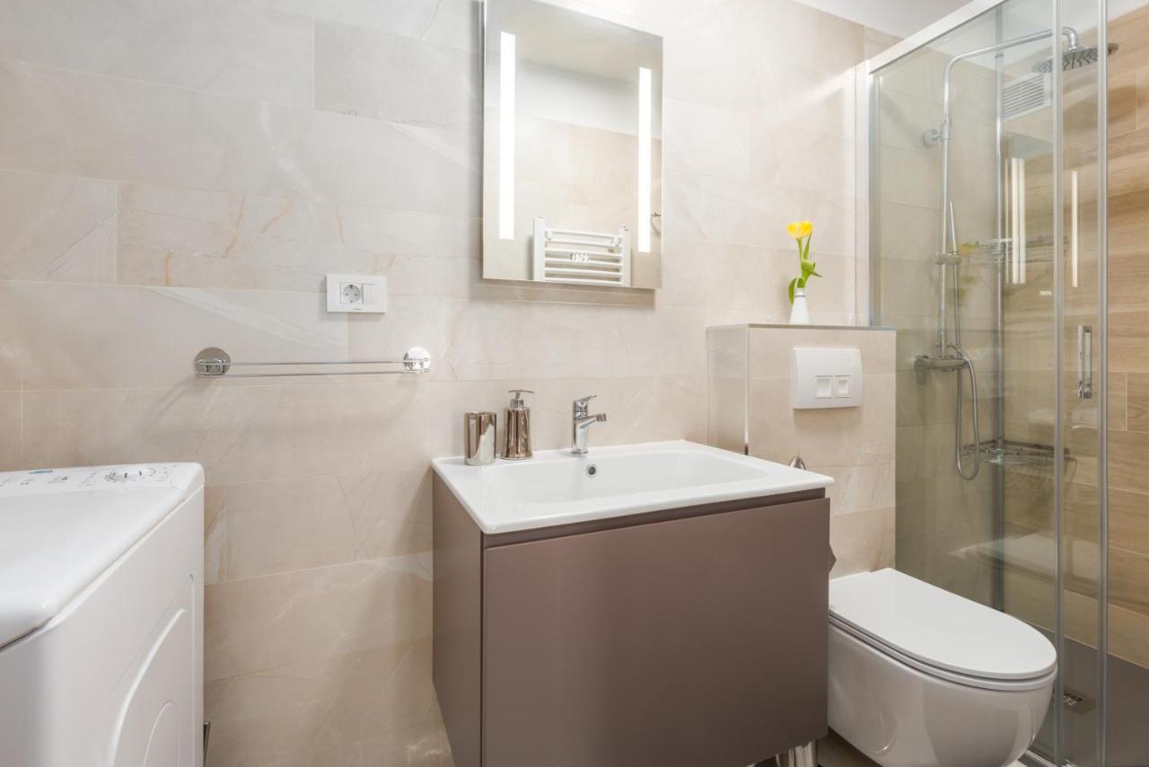Alex Deluxe Apartments On Beach Porec Exterior photo