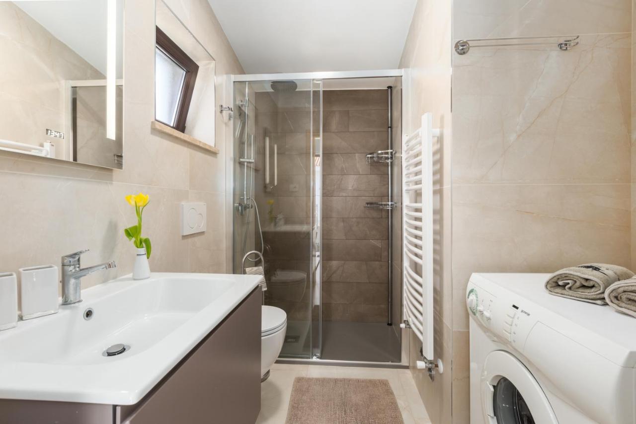 Alex Deluxe Apartments On Beach Porec Exterior photo